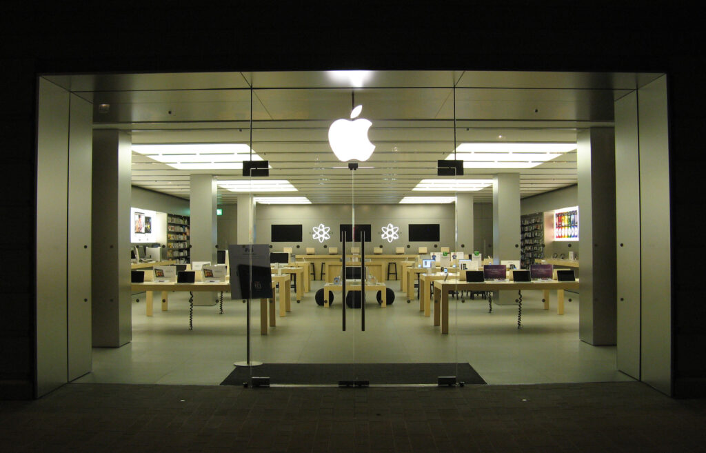 Apple-Store-night-view